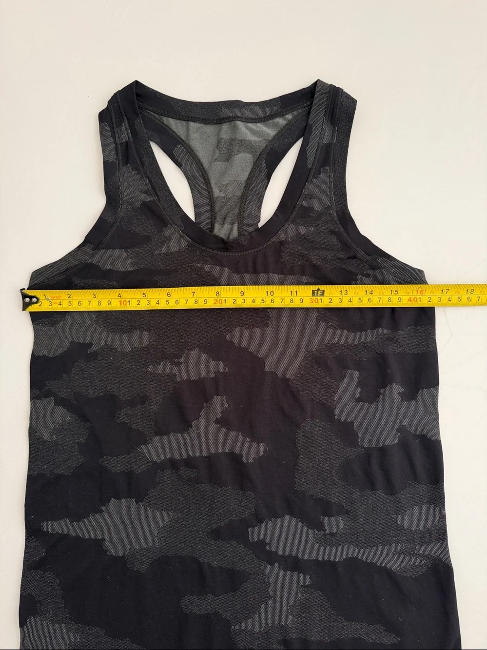 Athleta Momentum Seamless Racerback Tank Top black charcoal gray camouflage M